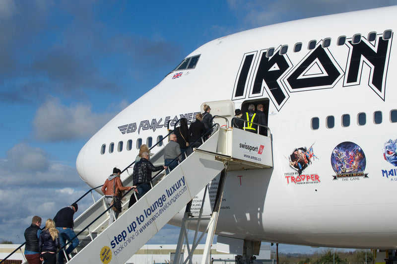 Aviationtag Ed Force One Edition - Passengers entering this special Boeing 747. Foto (c) by Iron Maiden