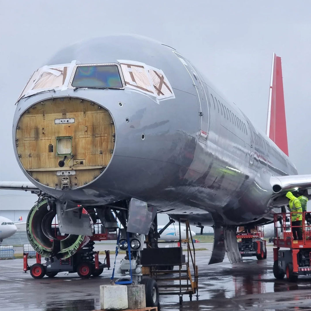 Aviationtag x Jet2: Former Boeing 757 G-LSAI during teardown. Logos overpainted, engines removed.