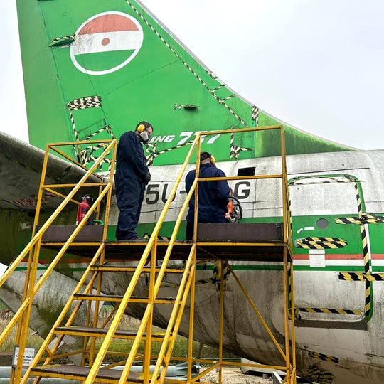 Aviationtag Boeing 737-200 Republique du Niger Aircraft Tag Edition - Cutting for our upcycling process in progress