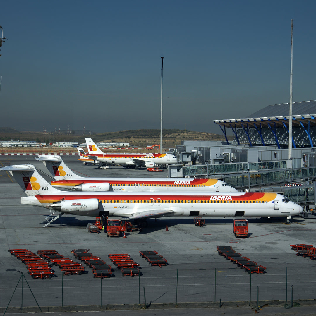Aviationtag McDonnell Douglas MD-88 EC-FJE Edition - MD-82s lined up at airport
