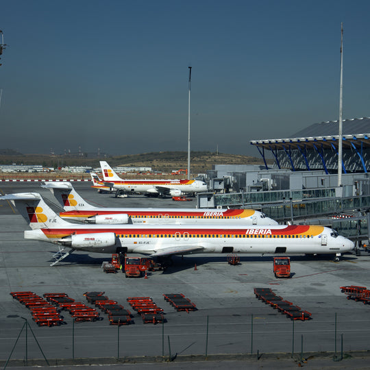 Aviationtag McDonnell Douglas MD-88 EC-FJE Edition - MD-82s lined up at airport