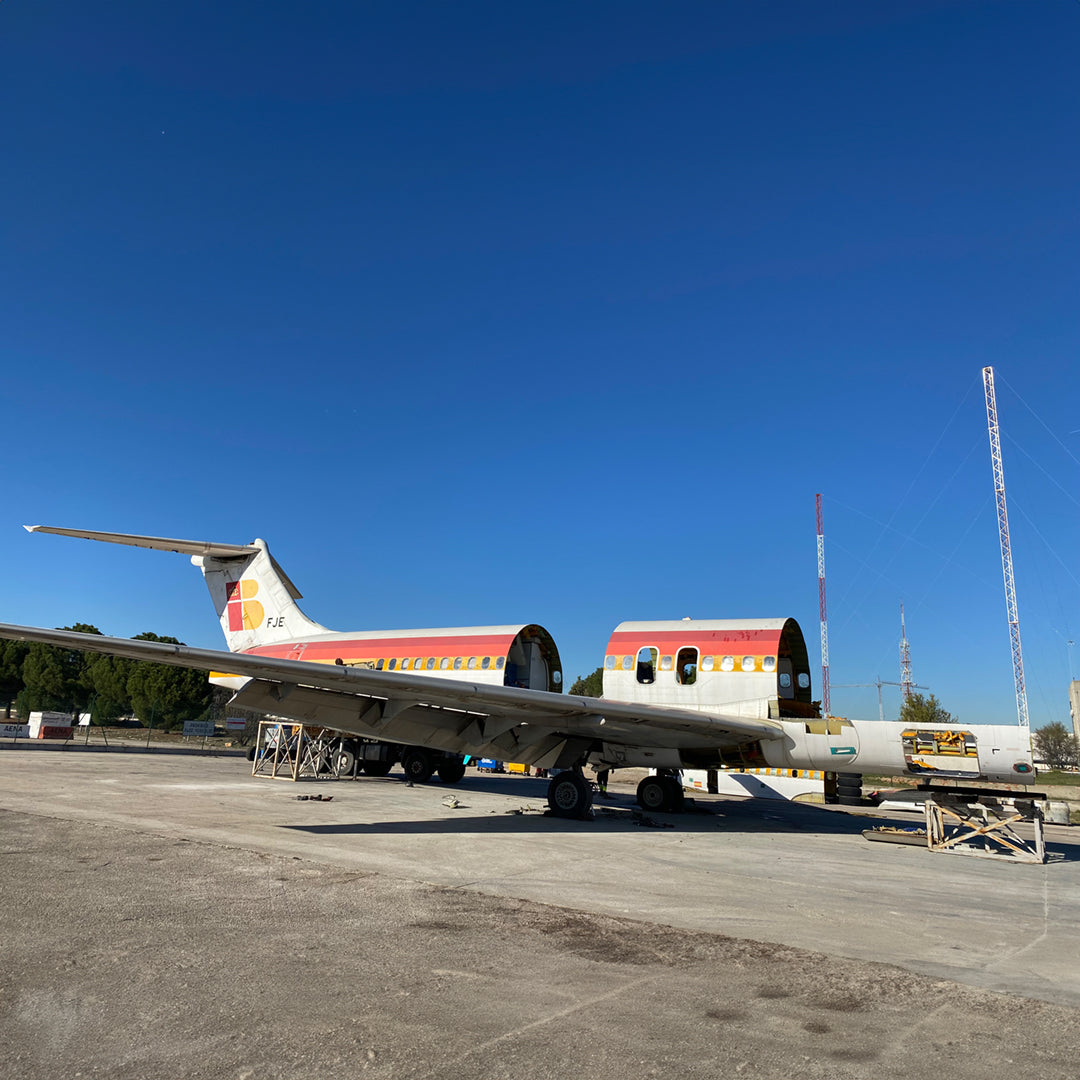 Aviationtag McDonnell Douglas MD-88 EC-FJE Edition Teardown and Upcycling