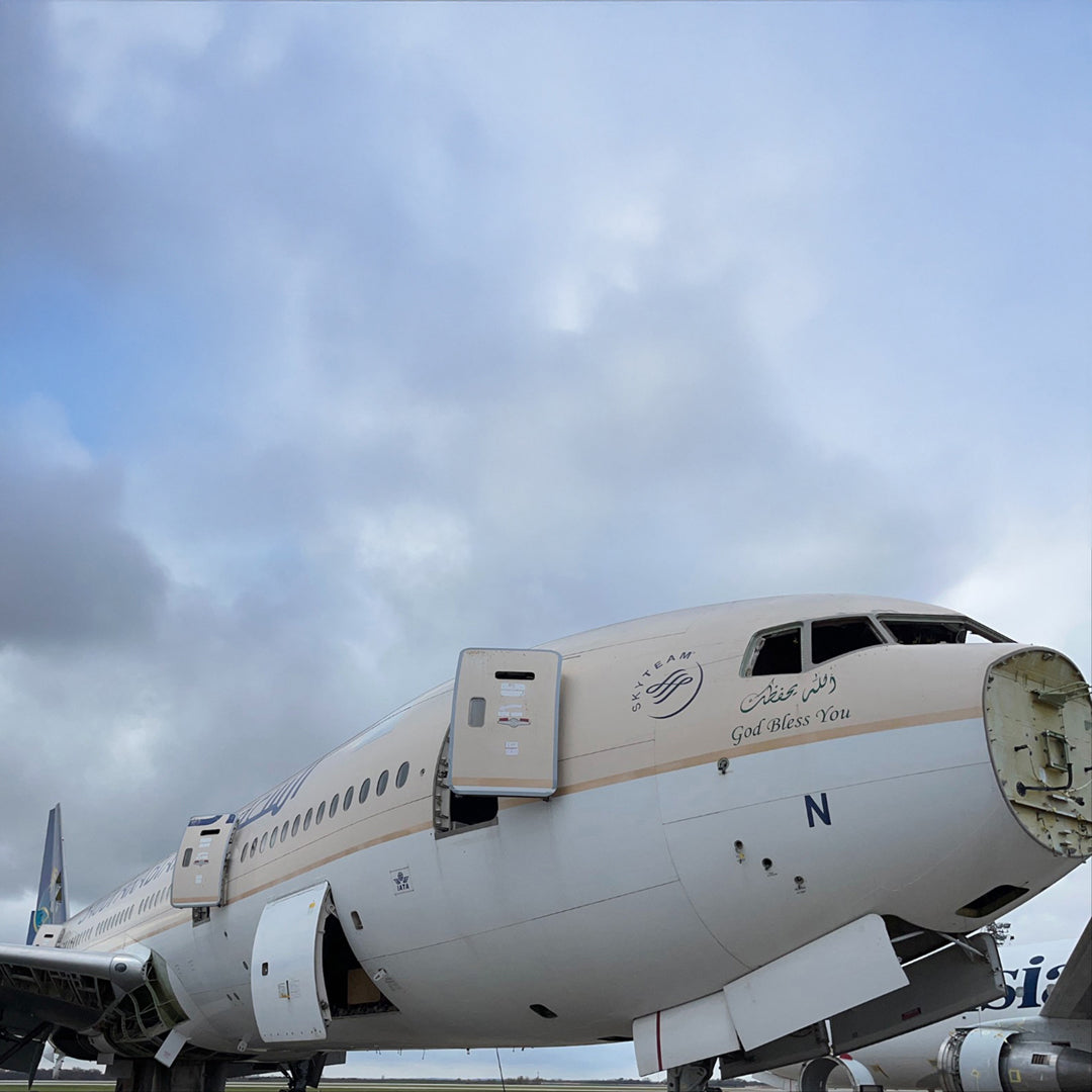 Saudi Arabian Airlines Boeing 777-200 Aviationtag Edition HZ-AKN in Teardown 
