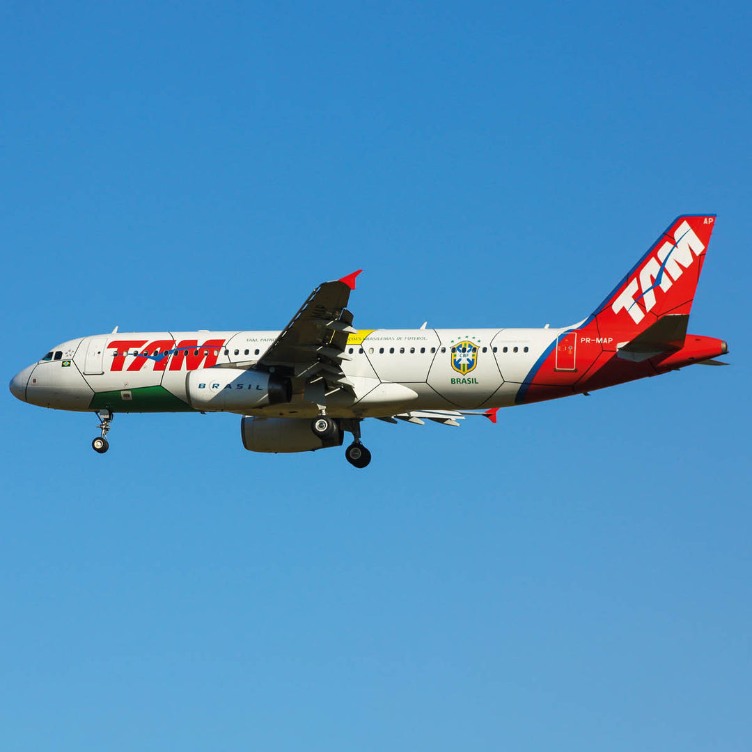 Random Airbus A320 - PR-MAP - TAM Logo