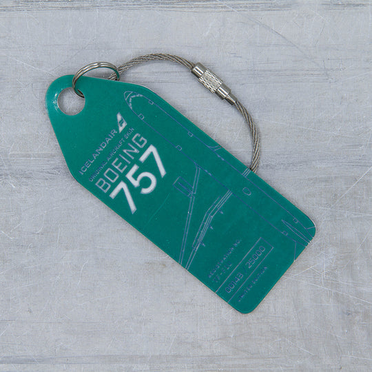 Aviationtag x Icelandair Hekla Aurora Boeing 757 TF-FIU Edition - dark green aircraft tag close up