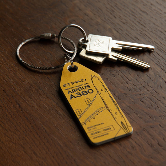 Aviationtag x Etihad: Airbus A380 A6-APA Gold aircraft tag on a key chain from the side showing the different layers