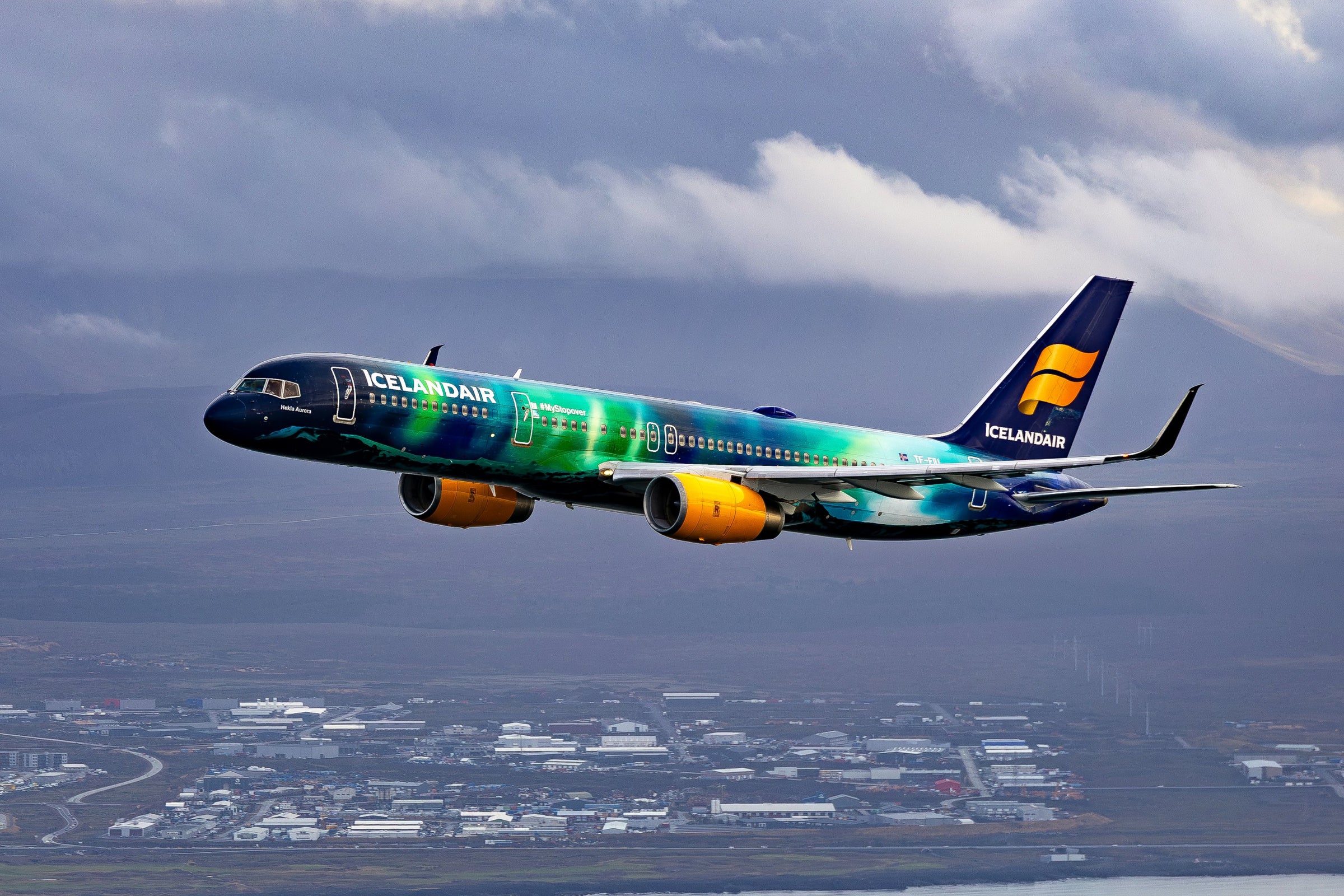 Aviationtag x Icelandair Hekla Aurora Boeing 757 Edition Banner Plane Up in the air